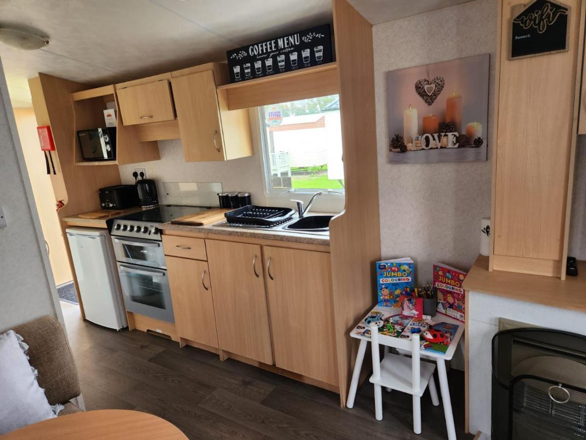 Comfy Caravan On Marine Park Hotel Rhyl Bagian luar foto